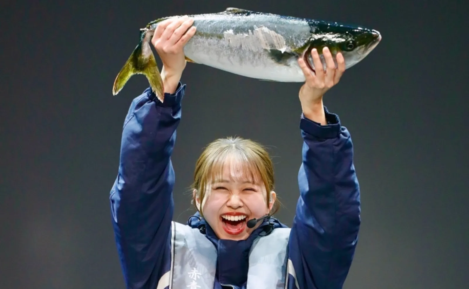 「ブリ釣ってきました!」NMB48平山真衣がステージで釣り魚を披露 共演者はビックリ