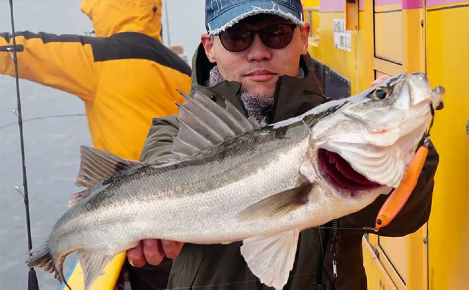東京湾のルアーシーバス釣りが開幕！【神奈川・つり幸】子供でも75cm良