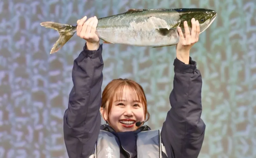 「ブリ釣ってきました！」NMB48平山真衣がステージで釣り魚を披露　共演者はビックリ