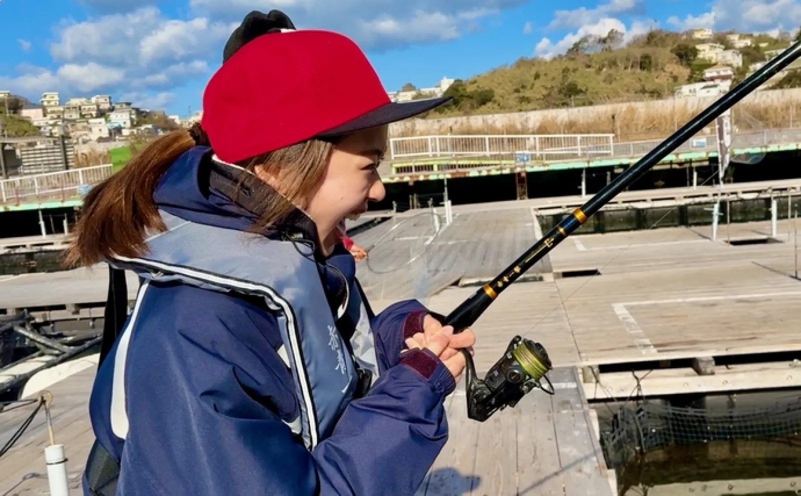 「ブリ釣ってきました!」NMB48平山真衣がステージで釣り魚を披露 共演者はビックリ