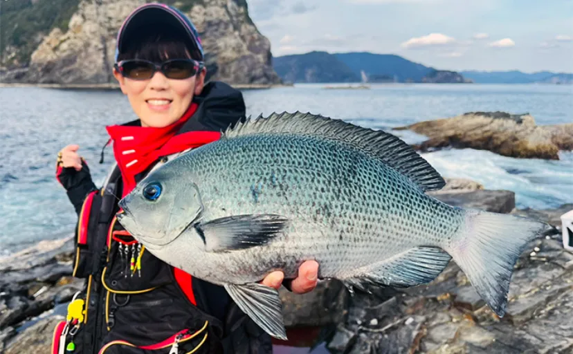 沖磯フカセ釣りで40cmクロ浮上【宮崎・喜福丸】好ゲストのシマアジとも対面成功！