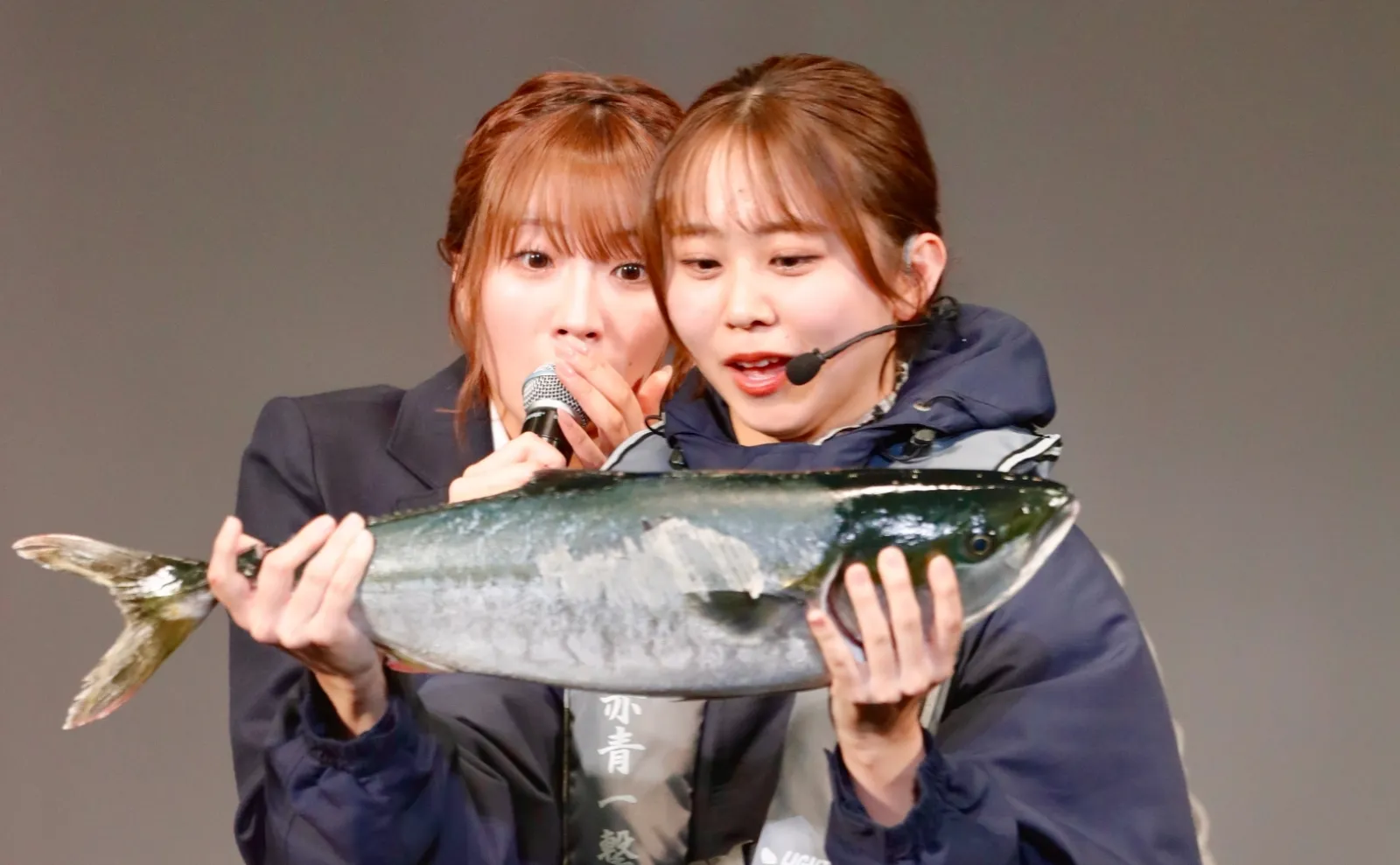 「ブリ釣ってきました!」NMB48平山真衣がステージで釣り魚を披露 共演者はビックリ