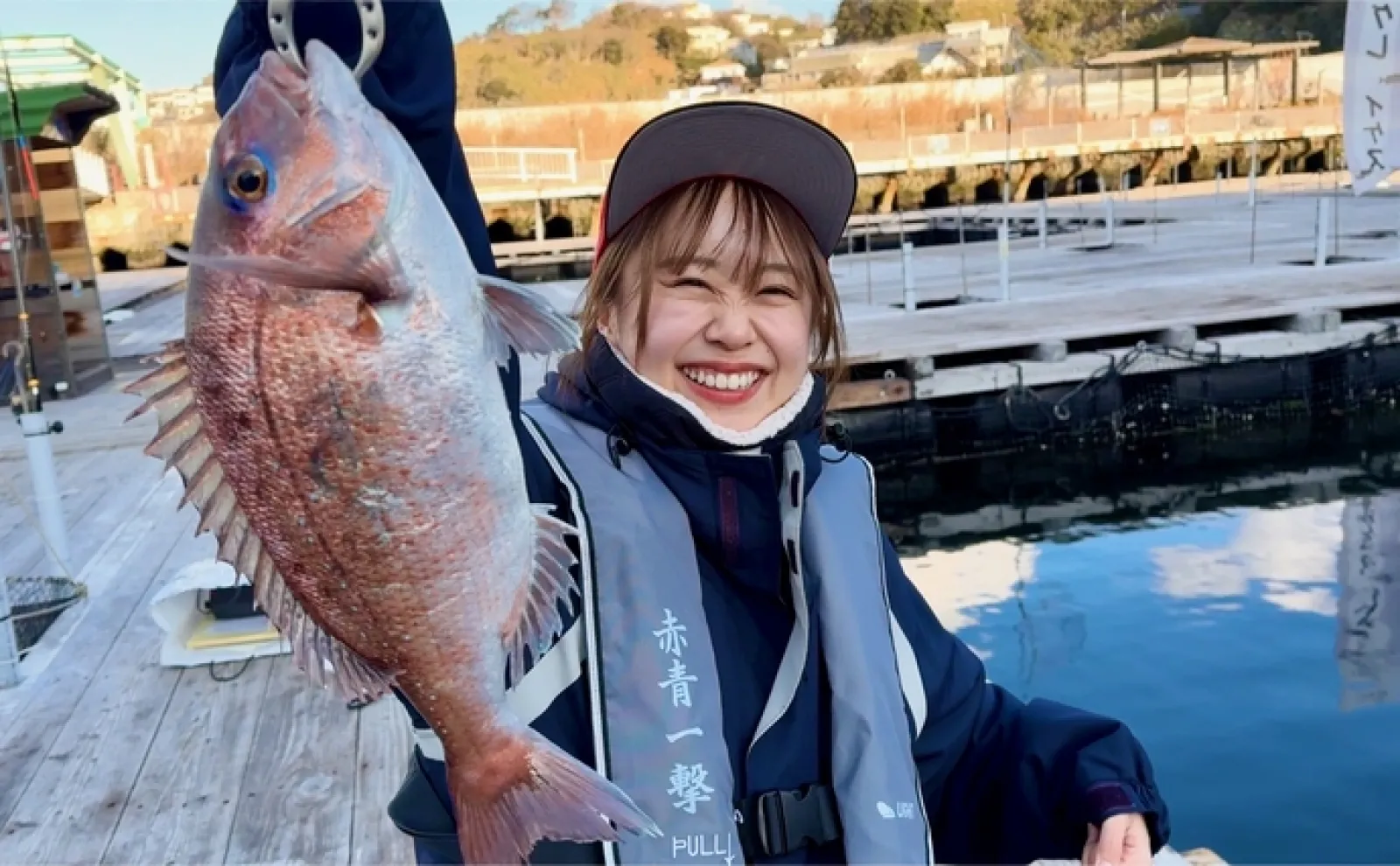 「ブリ釣ってきました!」NMB48平山真衣がステージで釣り魚を披露 共演者はビックリ