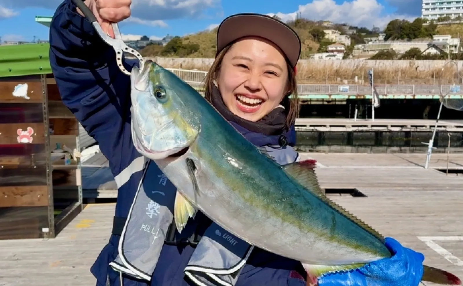 「ブリ釣ってきました!」NMB48平山真衣がステージで釣り魚を披露 共演者はビックリ