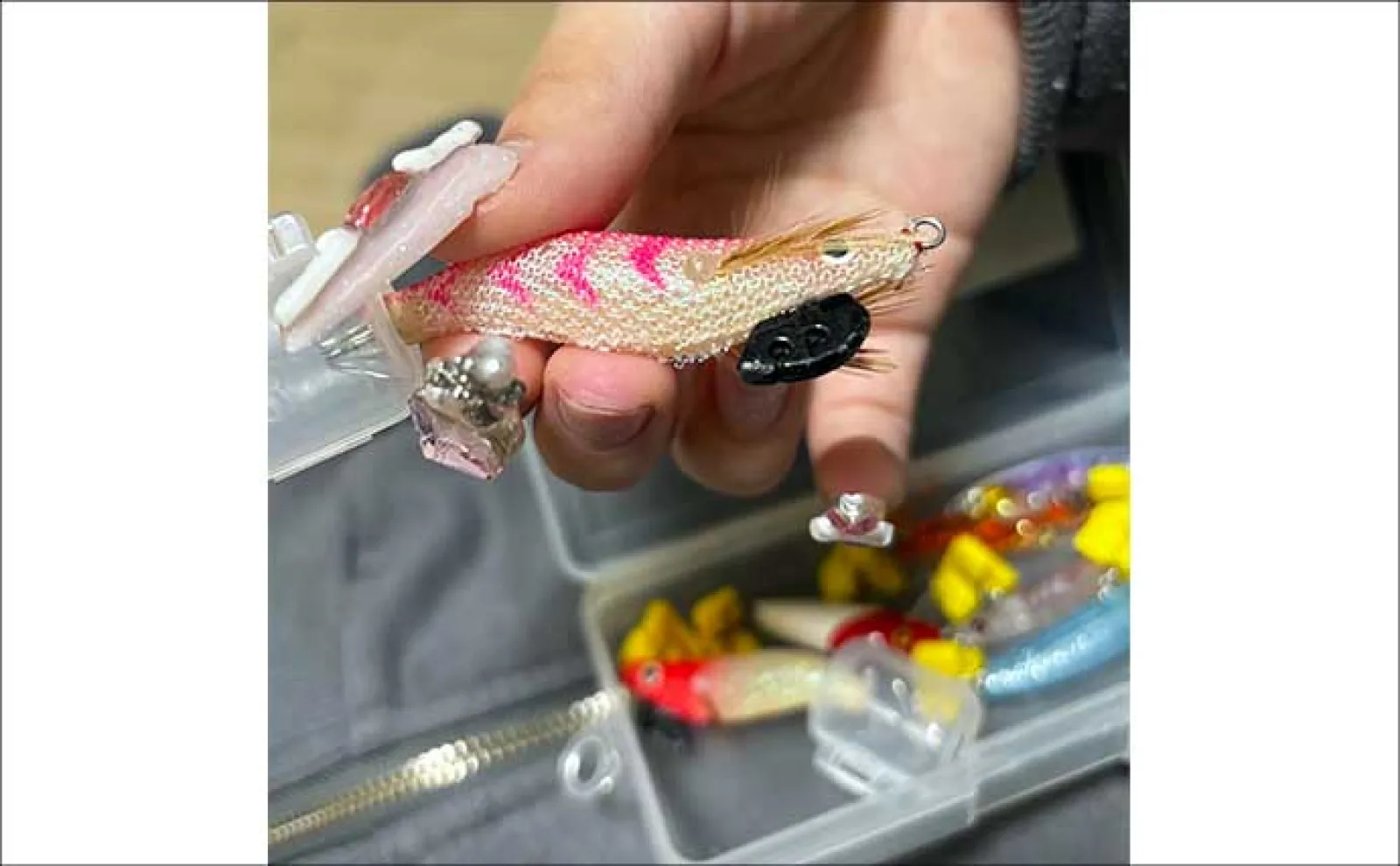 釣りをしない女性に120個のルアーを見せてみた 一番人気はピンク色が入った小さなエギ