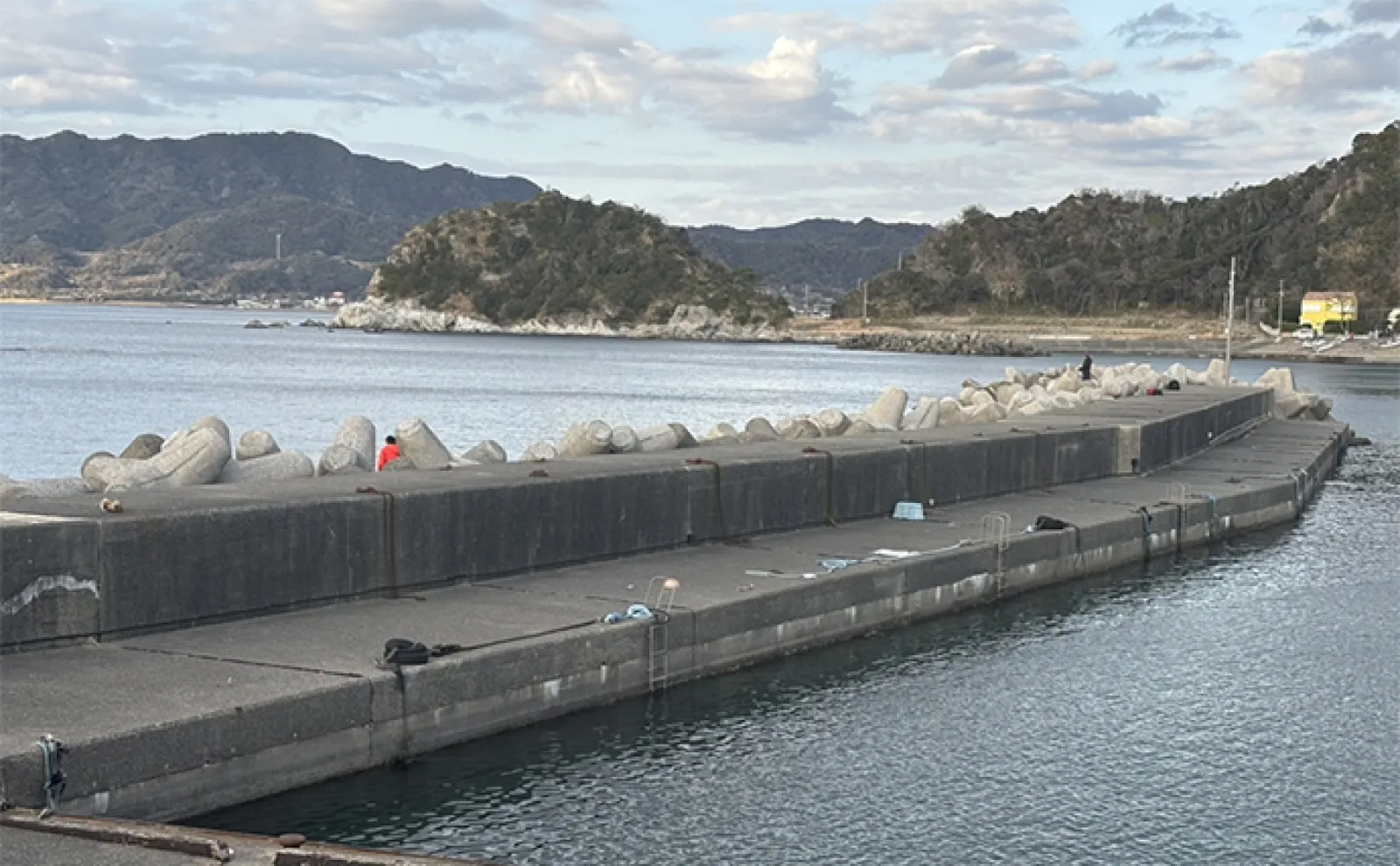 消波ブロックに乗って釣りをするリスクとは? 【後遺症残る大怪我を負うことも】