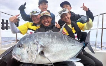 ヴィンテージ 釣り竿 アメリカ国旗 かわいい 魚狩り 7月4日 トレーナー 沖縄でのボートGTフィッシングで36kg頭にロウニンアジ船中3尾