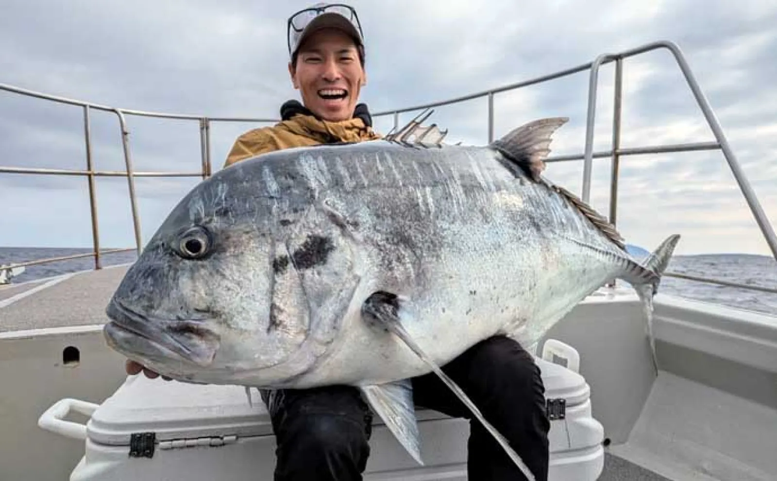 沖縄でのボートGTフィッシングで36kg頭にロウニンアジ船中3尾浮上！【キャプテンズオキナワ】