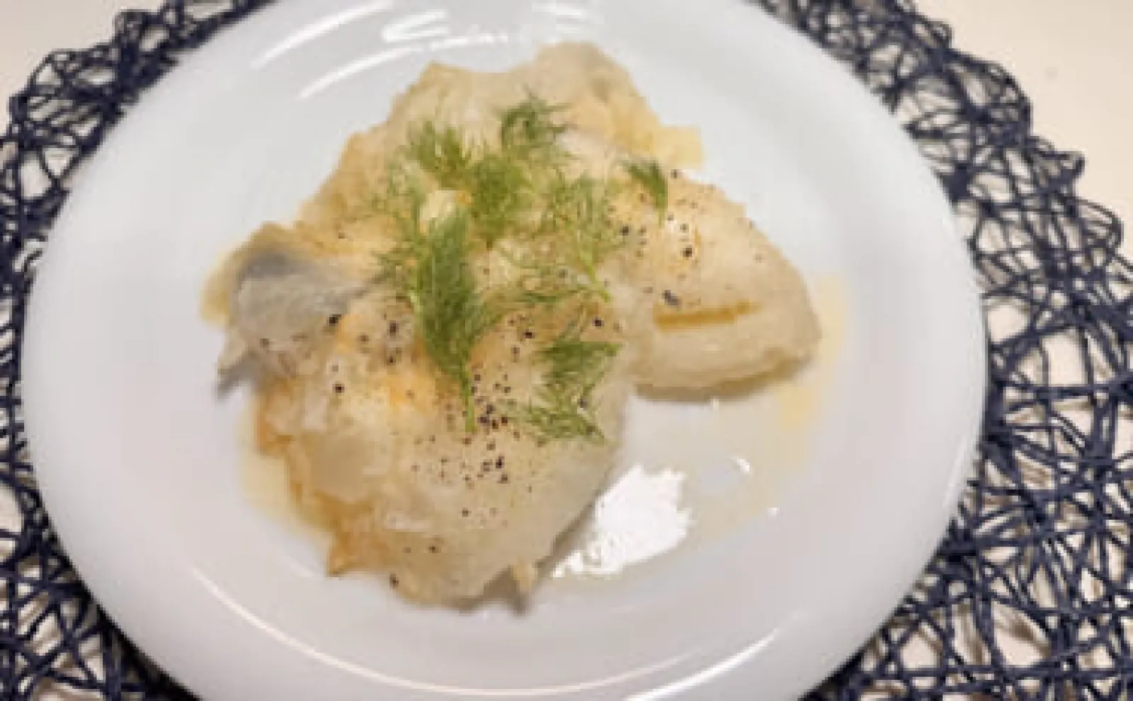 劇薬「水酸化ナトリウム」に魚を漬けると美味しくなる？ 北欧の伝統料理『ルーテフィスク』を紹介