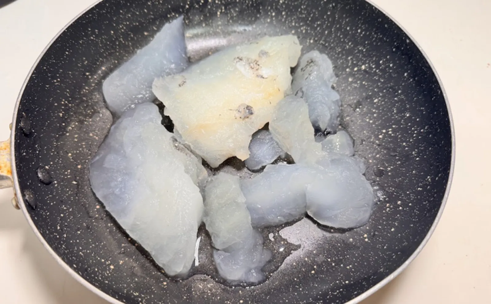 劇薬「水酸化ナトリウム」に魚を漬けると美味しくなる？ 北欧の伝統料理『ルーテフィスク』を紹介