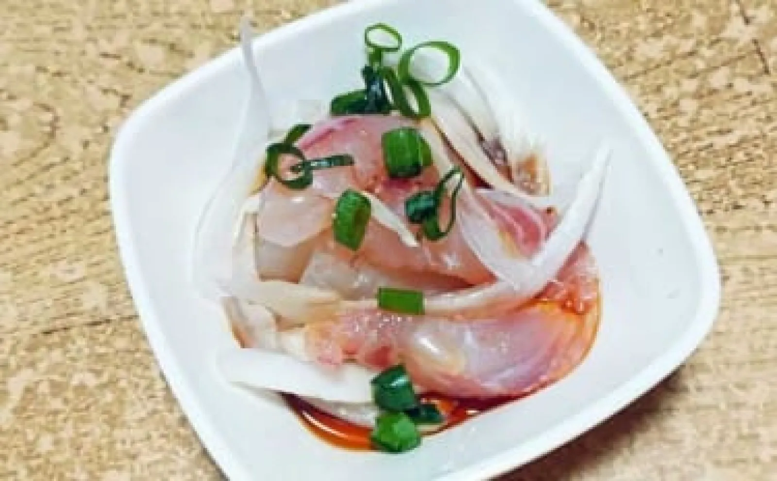 釣魚で作る「血液サラサラ」レシピ：小メジナとタマネギのサラダ　刺身に飽きた時にも