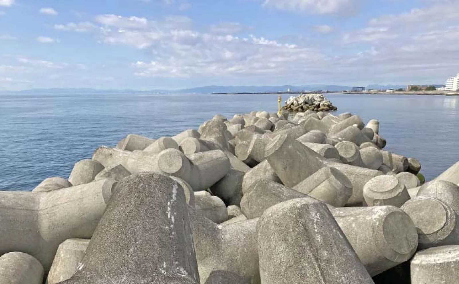 千代崎消波ブロック帯の穴釣りで27cm頭に良型カサゴ連発【三重】濁りと