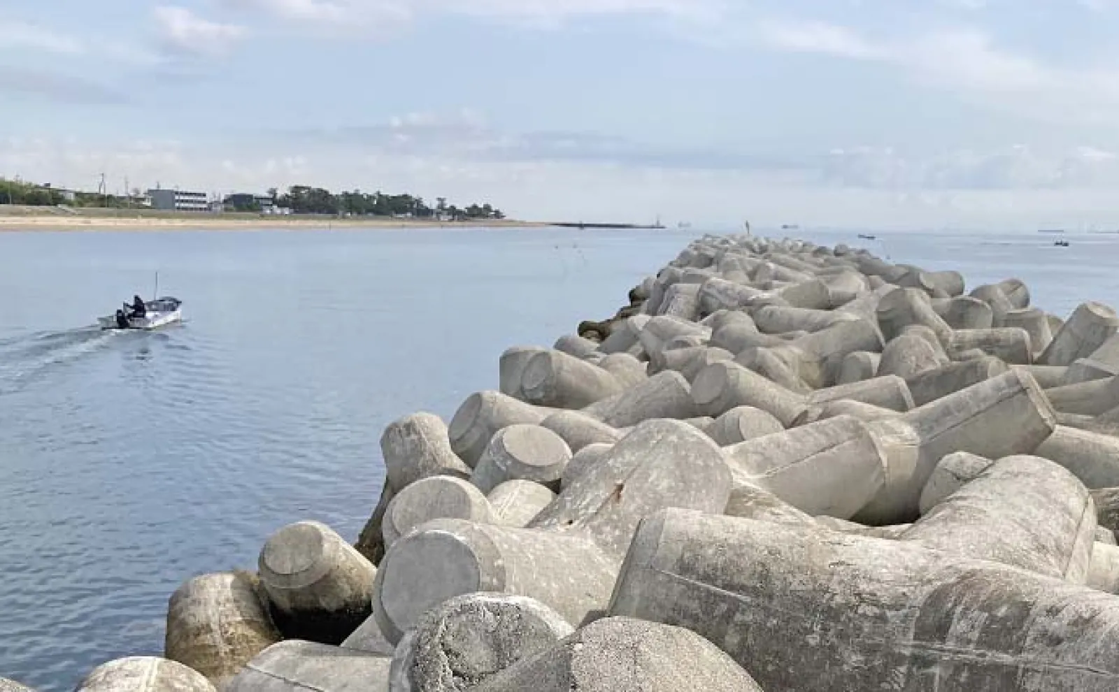 千代崎消波ブロック帯の穴釣りで27cm頭に良型カサゴ連発【三重】濁りと