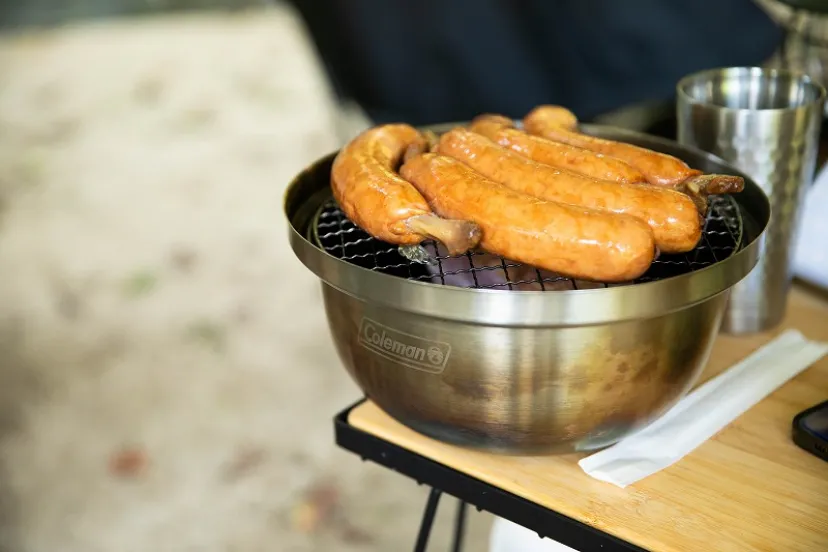 みんなで骨付きウインナーにかぶりつくグループキャンプ！気心知れた仲間との貴重な時間