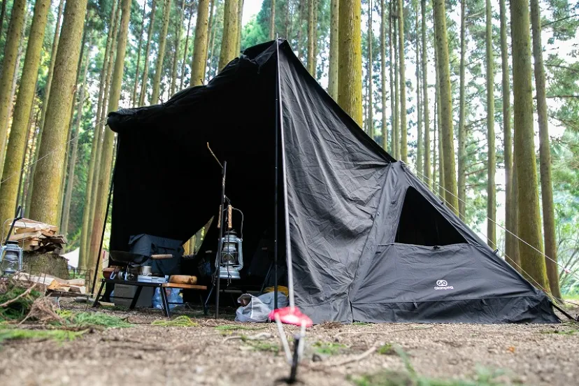 ソロキャンプは林間サイトに張った黒い秘密基地でひっそり過ごす