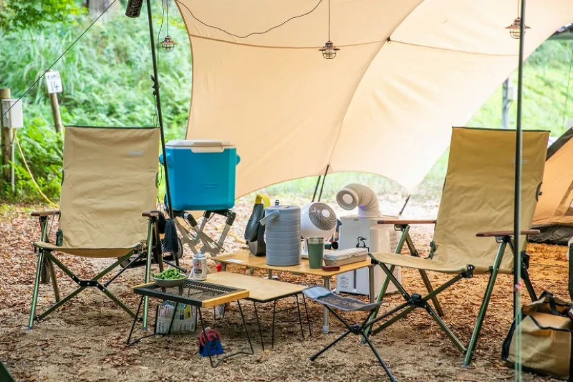 日よけにも雨よけにもなる大きなタープは安心感抜群。リビングスペースでのんびり過ごすデュオキャンプ