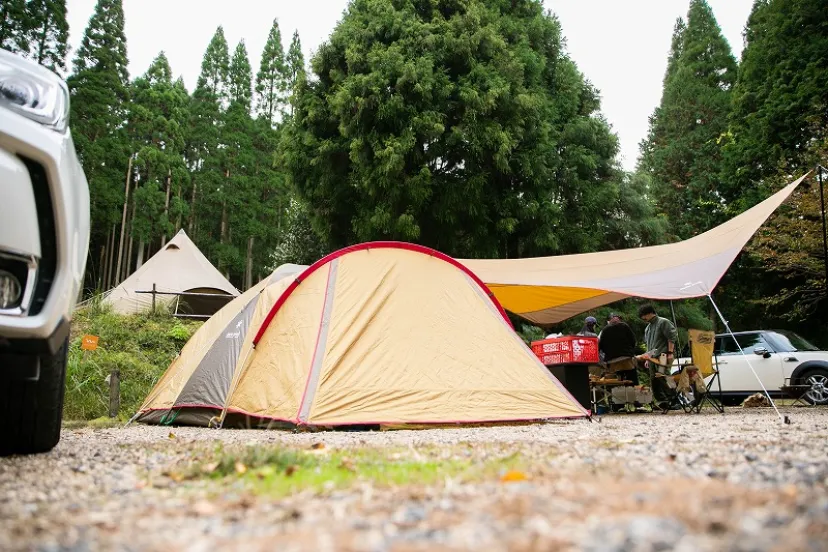 非日常と優雅な時間を楽しむ大人のグループキャンプ