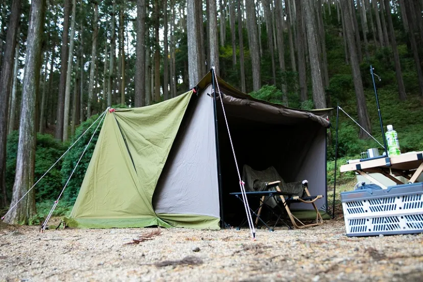 それぞれの基地を楽しむソロデュオキャンプ。お酒を片手に夜が更けていく