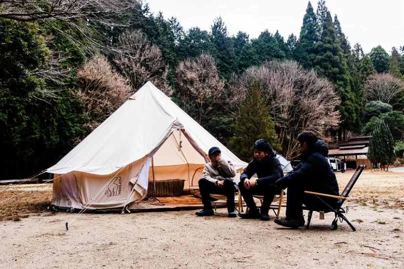 男3人だけのグループキャンプ。広々テントでお酒を片手に夜まで語り合う