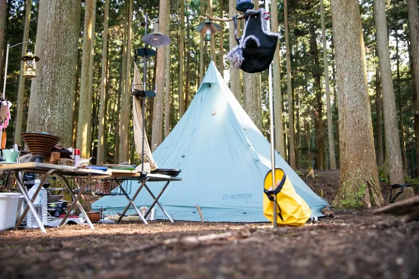 テントの前に自分だけの基地をつくってすごす林間ソロキャンプ