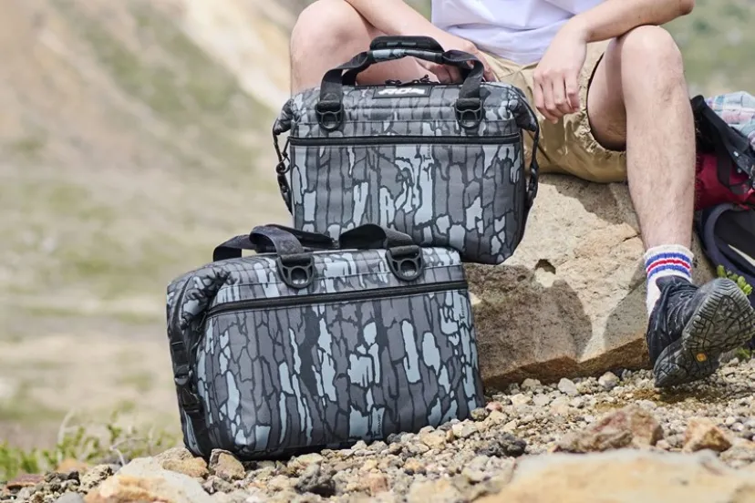 自然に溶け込むカモフラ柄のソフトクーラーがAO Coolers から数量限定発売！さらにソロキャン向け容量のボックス型も