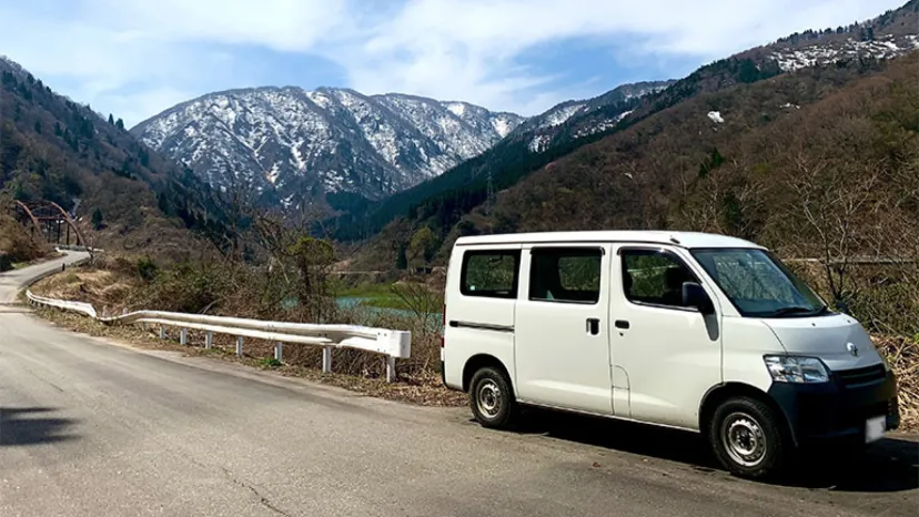 【車中泊しながら春の味覚を満喫】初心者にもおすすめ!山菜採りと車内調理テクニック