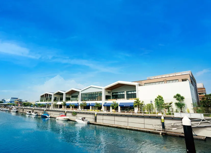 海が見える絶好のロケーションと圧倒的な開放感の中でショッピングを楽しめる「三井アウトレットパーク 横浜ベイサイド」。潮風を感じる広場や、人気店が集うフードコートなど、買い物の枠を超えた“滞在型”の魅力が満載。都心から好アクセスな、今行くべき最旬スポットをご紹介！