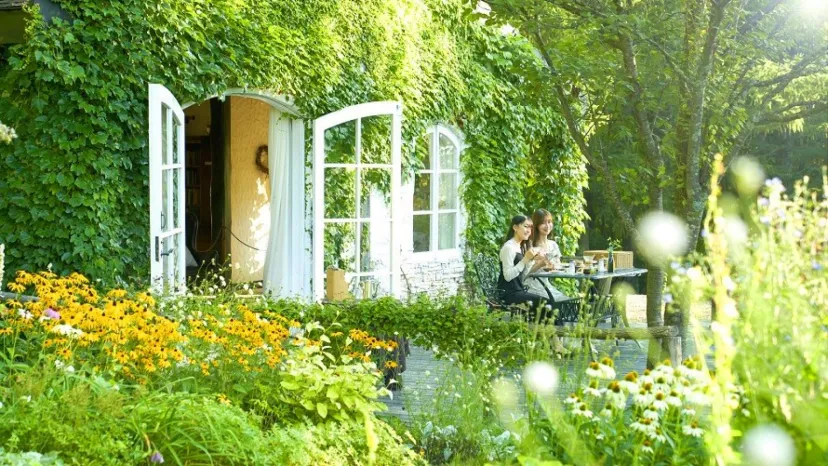 北海道・新富良野プリンスホテル、1日1組だけの特別な朝。花と緑の香り、やわらかな朝日に包まれて楽しむ絶景プライベートモーニング体験を今年も開催