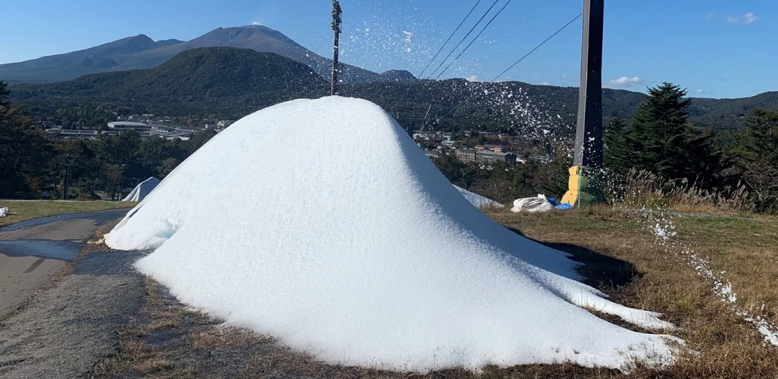 長野県内で最も早い11月1日(金)のオープンに向け、軽井沢プリンスホテルスキー場が10月4日(金)より造雪を開始